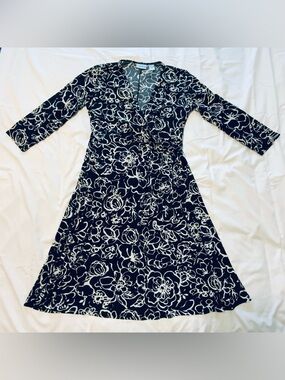 Chico’s Women’s Dress Size 1 (M 8/10) Black White Floral Wrap Style 3/4 Sleeve